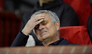 Mourinho thất bại vì không quản được phòng thay đồ